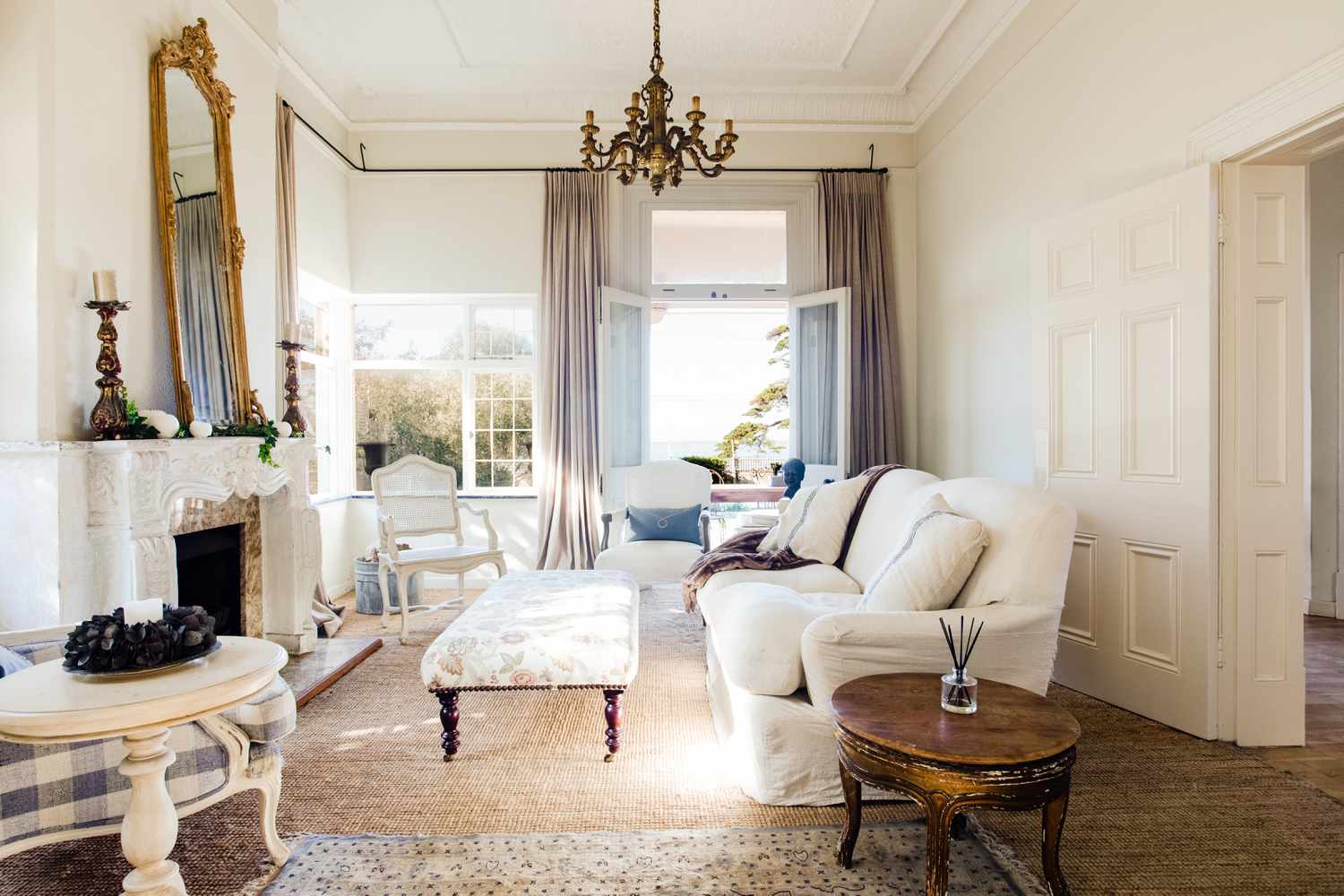 Classic Living Room Design Inspiration: Timeless Elegance Ideas