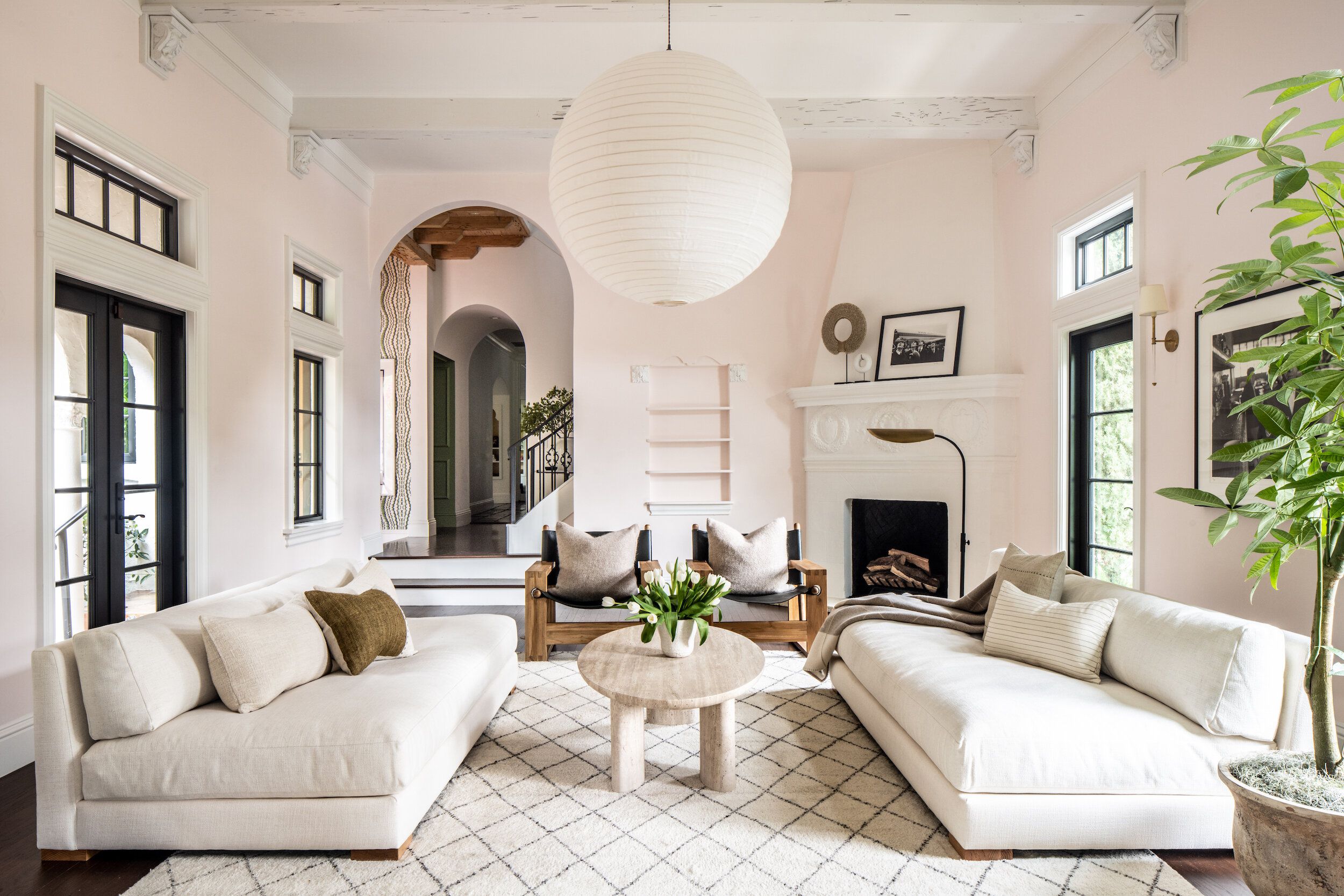 Monochrome Living Room Decor: Timeless Elegance and Style